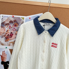 🆕Miu Miu26早秋牛仔拼接翻领麻花开衫,复古学院千金天花板✨牛仔撞色翻领+经典麻花绞花纹理,少女复古氛围感直接拉满 🆕Miu Miu26早秋牛仔拼接翻领麻花开衫,复古学院千金天花板✨牛仔撞色翻领+经典麻花绞花纹理,少女复古氛围感直接拉满