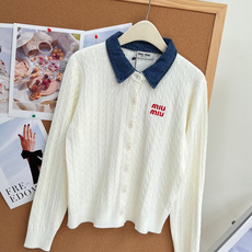 🆕Miu Miu26早秋牛仔拼接翻领麻花开衫,复古学院千金天花板✨牛仔撞色翻领+经典麻花绞花纹理,少女复古氛围感直接拉满 🆕Miu Miu26早秋牛仔拼接翻领麻花开衫,复古学院千金天花板✨牛仔撞色翻领+经典麻花绞花纹理,少女复古氛围感直接拉满