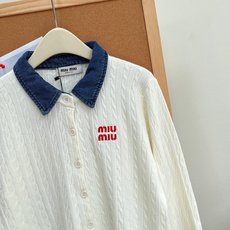🆕Miu Miu26早秋牛仔拼接翻领麻花开衫,复古学院千金天花板✨牛仔撞色翻领+经典麻花绞花纹理,少女复古氛围感直接拉满 🆕Miu Miu26早秋牛仔拼接翻领麻花开衫,复古学院千金天花板✨牛仔撞色翻领+经典麻花绞花纹理,少女复古氛围感直接拉满