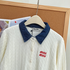 🆕Miu Miu26早秋牛仔拼接翻领麻花开衫,复古学院千金天花板✨牛仔撞色翻领+经典麻花绞花纹理,少女复古氛围感直接拉满 🆕Miu Miu26早秋牛仔拼接翻领麻花开衫,复古学院千金天花板✨牛仔撞色翻领+经典麻花绞花纹理,少女复古氛围感直接拉满