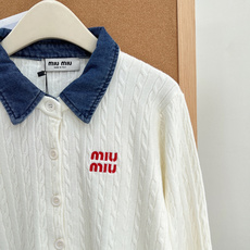 🆕Miu Miu26早秋牛仔拼接翻领麻花开衫,复古学院千金天花板✨牛仔撞色翻领+经典麻花绞花纹理,少女复古氛围感直接拉满 🆕Miu Miu26早秋牛仔拼接翻领麻花开衫,复古学院千金天花板✨牛仔撞色翻领+经典麻花绞花纹理,少女复古氛围感直接拉满