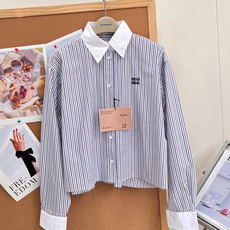 🆕Miu Miu 2026新款撞色白领条纹短款衬衫,松弛千金感天花板,早秋刚需条纹衬衫来了!经典蓝白细条纹拼接纯白翻领+ 🆕Miu Miu 2026新款撞色白领条纹短款衬衫,松弛千金感天花板,早秋刚需条纹衬衫来了!经典蓝白细条纹拼接纯白翻领+