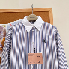 🆕Miu Miu 2026新款撞色白领条纹短款衬衫,松弛千金感天花板,早秋刚需条纹衬衫来了!经典蓝白细条纹拼接纯白翻领+ 🆕Miu Miu 2026新款撞色白领条纹短款衬衫,松弛千金感天花板,早秋刚需条纹衬衫来了!经典蓝白细条纹拼接纯白翻领+