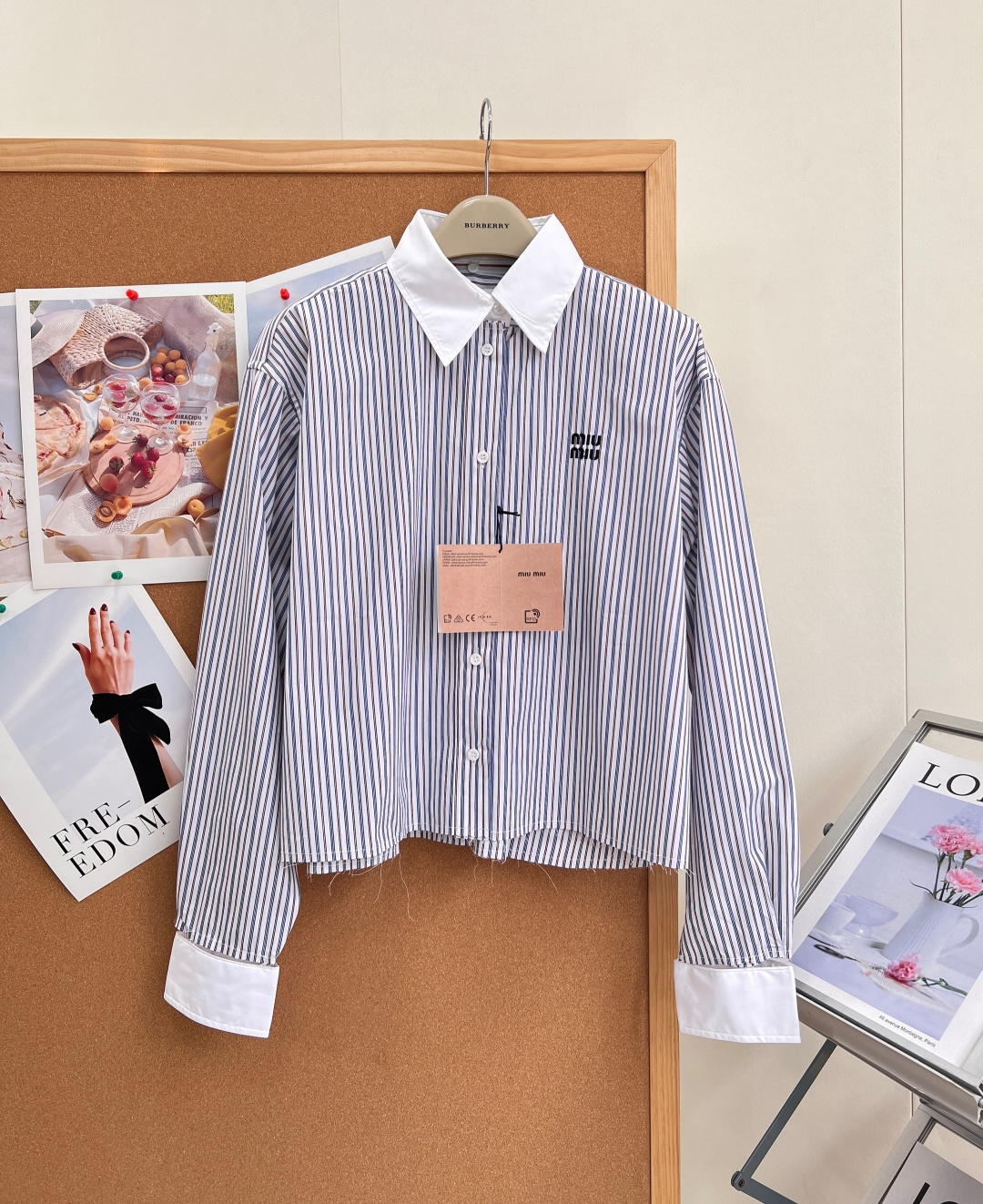 🆕Miu Miu 2026新款撞色白领条纹短款衬衫，松弛千金感天花板，早秋刚需条纹衬衫来了！经典蓝白细条纹拼接纯白翻领+