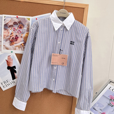 🆕Miu Miu 2026新款撞色白领条纹短款衬衫,松弛千金感天花板,早秋刚需条纹衬衫来了!经典蓝白细条纹拼接纯白翻领+ 🆕Miu Miu 2026新款撞色白领条纹短款衬衫,松弛千金感天花板,早秋刚需条纹衬衫来了!经典蓝白细条纹拼接纯白翻领+