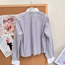 🆕Miu Miu 2026新款撞色白领条纹短款衬衫,松弛千金感天花板,早秋刚需条纹衬衫来了!经典蓝白细条纹拼接纯白翻领+ 🆕Miu Miu 2026新款撞色白领条纹短款衬衫,松弛千金感天花板,早秋刚需条纹衬衫来了!经典蓝白细条纹拼接纯白翻领+