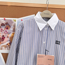 🆕Miu Miu 2026新款撞色白领条纹短款衬衫,松弛千金感天花板,早秋刚需条纹衬衫来了!经典蓝白细条纹拼接纯白翻领+ 🆕Miu Miu 2026新款撞色白领条纹短款衬衫,松弛千金感天花板,早秋刚需条纹衬衫来了!经典蓝白细条纹拼接纯白翻领+