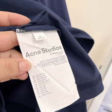 🆕Acne Studios 2026秋款新款长袖,圆领宽松版型,上身便显得十分随性和自然,胸前Acne Studios的 🆕Acne Studios 2026秋款新款长袖,圆领宽松版型,上身便显得十分随性和自然,胸前Acne Studios的