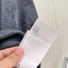 🆕MiuMiu早秋王炸假两件短款针织短袖✨灰绿撞色太有辨识度,层次感直接自带滤镜,深灰V领针织马甲+荧光绿半高领内搭一体 🆕MiuMiu早秋王炸假两件短款针织短袖✨灰绿撞色太有辨识度,层次感直接自带滤镜,深灰V领针织马甲+荧光绿半高领内搭一体