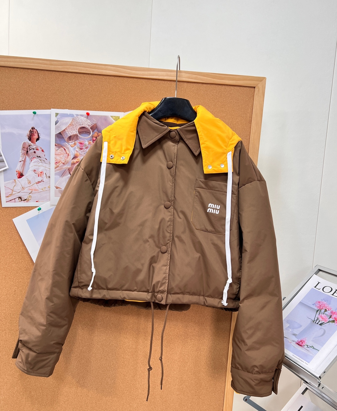 🆕Miu Miu可拆卸拼色帽短款羽绒服✨小个子本命短款羽绒服!显高比例直接焊在身上🔥 可拆卸撞色大帽子,帽子肩部自带白色 🆕Miu Miu可拆卸拼色帽短款羽绒服✨小个子本命短款羽绒服!显高比例直接焊在身上🔥 可拆卸撞色大帽子,帽子肩部自带白色