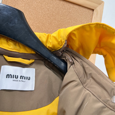 🆕Miu Miu可拆卸拼色帽短款羽绒服✨小个子本命短款羽绒服!显高比例直接焊在身上🔥 可拆卸撞色大帽子,帽子肩部自带白色 🆕Miu Miu可拆卸拼色帽短款羽绒服✨小个子本命短款羽绒服!显高比例直接焊在身上🔥 可拆卸撞色大帽子,帽子肩部自带白色