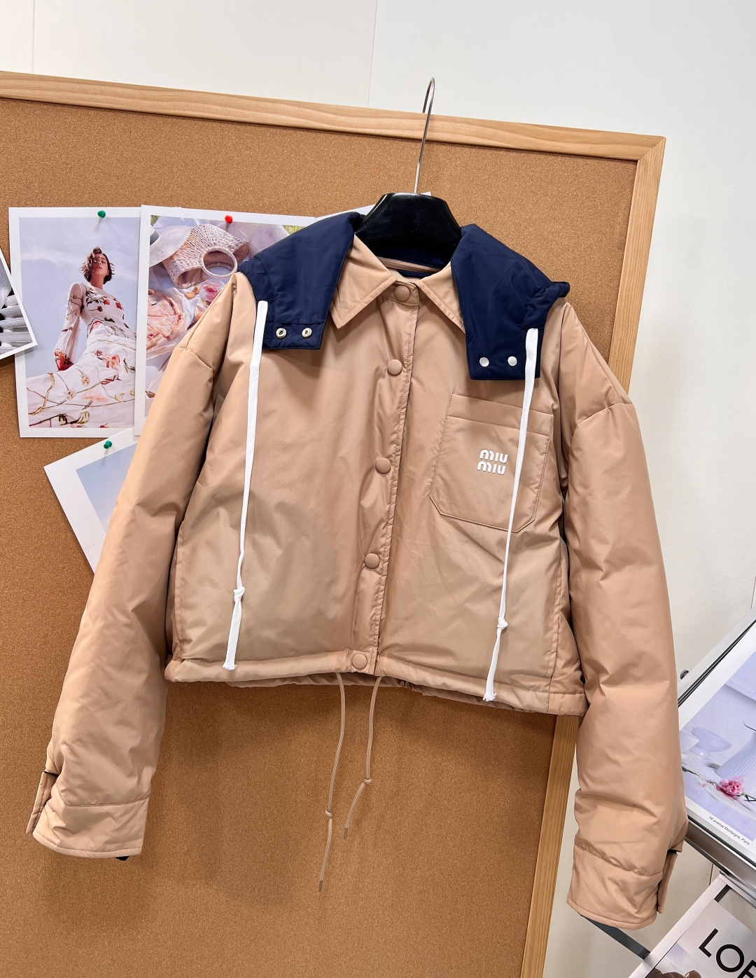 🆕Miu Miu可拆卸拼色帽短款羽绒服✨小个子本命短款羽绒服!显高比例直接焊在身上🔥 可拆卸撞色大帽子,帽子肩部自带白色 🆕Miu Miu可拆卸拼色帽短款羽绒服✨小个子本命短款羽绒服!显高比例直接焊在身上🔥 可拆卸撞色大帽子,帽子肩部自带白色
