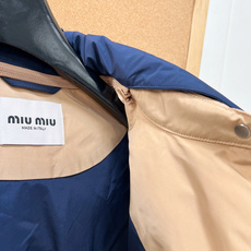 🆕Miu Miu可拆卸拼色帽短款羽绒服✨小个子本命短款羽绒服!显高比例直接焊在身上🔥 可拆卸撞色大帽子,帽子肩部自带白色 🆕Miu Miu可拆卸拼色帽短款羽绒服✨小个子本命短款羽绒服!显高比例直接焊在身上🔥 可拆卸撞色大帽子,帽子肩部自带白色