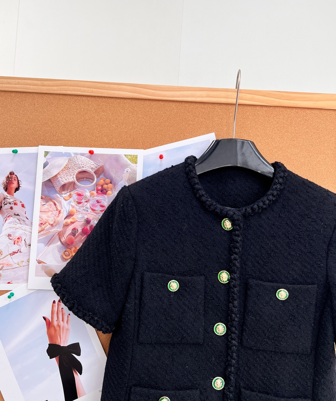 🆕CHANEL26秋冬新品黑色短袖小香外套✨经典永不过时的法式贵气小香款🔥高质感粗花呢面料,肌理饱满扎实,氛围感直接拉满 🆕CHANEL26秋冬新品黑色短袖小香外套✨经典永不过时的法式贵气小香款🔥高质感粗花呢面料,肌理饱满扎实,氛围感直接拉满