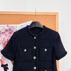 🆕CHANEL26秋冬新品黑色短袖小香外套✨经典永不过时的法式贵气小香款🔥高质感粗花呢面料,肌理饱满扎实,氛围感直接拉满 🆕CHANEL26秋冬新品黑色短袖小香外套✨经典永不过时的法式贵气小香款🔥高质感粗花呢面料,肌理饱满扎实,氛围感直接拉满
