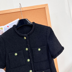 🆕CHANEL26秋冬新品黑色短袖小香外套✨经典永不过时的法式贵气小香款🔥高质感粗花呢面料,肌理饱满扎实,氛围感直接拉满 🆕CHANEL26秋冬新品黑色短袖小香外套✨经典永不过时的法式贵气小香款🔥高质感粗花呢面料,肌理饱满扎实,氛围感直接拉满