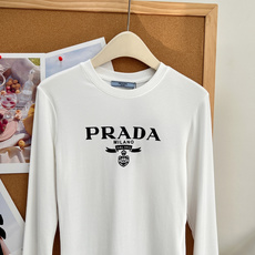 🆕PRADA早秋封神打底复古徽章字母长袖太显身材✨早秋衣柜刚需的修身打底来啦!复古徽章字母印花,简约自带高级氛围感,细腻 🆕PRADA早秋封神打底复古徽章字母长袖太显身材✨早秋衣柜刚需的修身打底来啦!复古徽章字母印花,简约自带高级氛围感,细腻