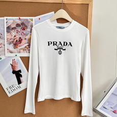 🆕PRADA早秋封神打底复古徽章字母长袖太显身材✨早秋衣柜刚需的修身打底来啦!复古徽章字母印花,简约自带高级氛围感,细腻 🆕PRADA早秋封神打底复古徽章字母长袖太显身材✨早秋衣柜刚需的修身打底来啦!复古徽章字母印花,简约自带高级氛围感,细腻