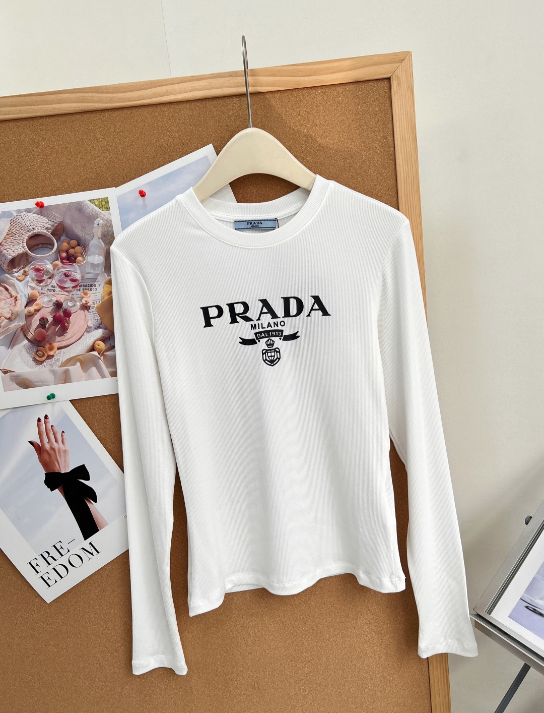 🆕PRADA早秋封神打底复古徽章字母长袖太显身材✨早秋衣柜刚需的修身打底来啦!复古徽章字母印花,简约自带高级氛围感,细腻 🆕PRADA早秋封神打底复古徽章字母长袖太显身材✨早秋衣柜刚需的修身打底来啦!复古徽章字母印花,简约自带高级氛围感,细腻