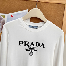 🆕PRADA早秋封神打底复古徽章字母长袖太显身材✨早秋衣柜刚需的修身打底来啦!复古徽章字母印花,简约自带高级氛围感,细腻 🆕PRADA早秋封神打底复古徽章字母长袖太显身材✨早秋衣柜刚需的修身打底来啦!复古徽章字母印花,简约自带高级氛围感,细腻