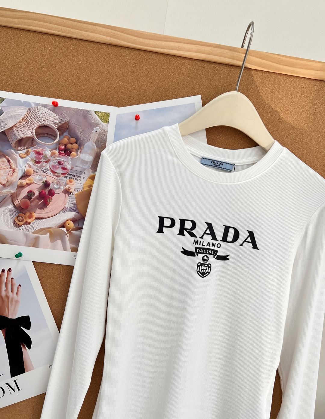 🆕PRADA早秋封神打底复古徽章字母长袖太显身材✨早秋衣柜刚需的修身打底来啦!复古徽章字母印花,简约自带高级氛围感,细腻 🆕PRADA早秋封神打底复古徽章字母长袖太显身材✨早秋衣柜刚需的修身打底来啦!复古徽章字母印花,简约自带高级氛围感,细腻