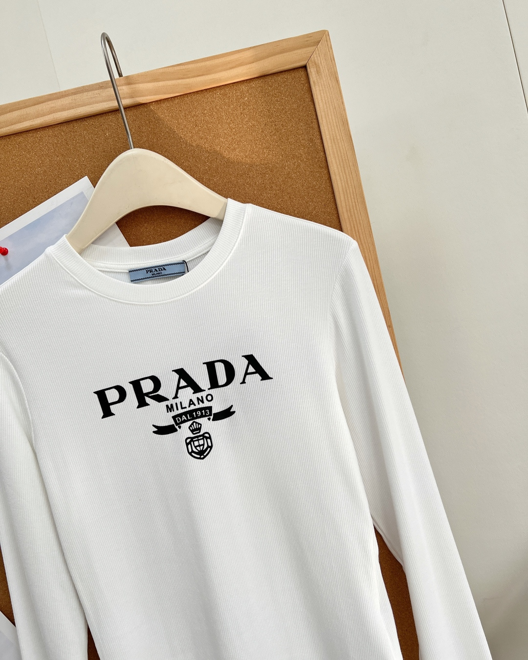 🆕PRADA早秋封神打底复古徽章字母长袖太显身材✨早秋衣柜刚需的修身打底来啦!复古徽章字母印花,简约自带高级氛围感,细腻 🆕PRADA早秋封神打底复古徽章字母长袖太显身材✨早秋衣柜刚需的修身打底来啦!复古徽章字母印花,简约自带高级氛围感,细腻