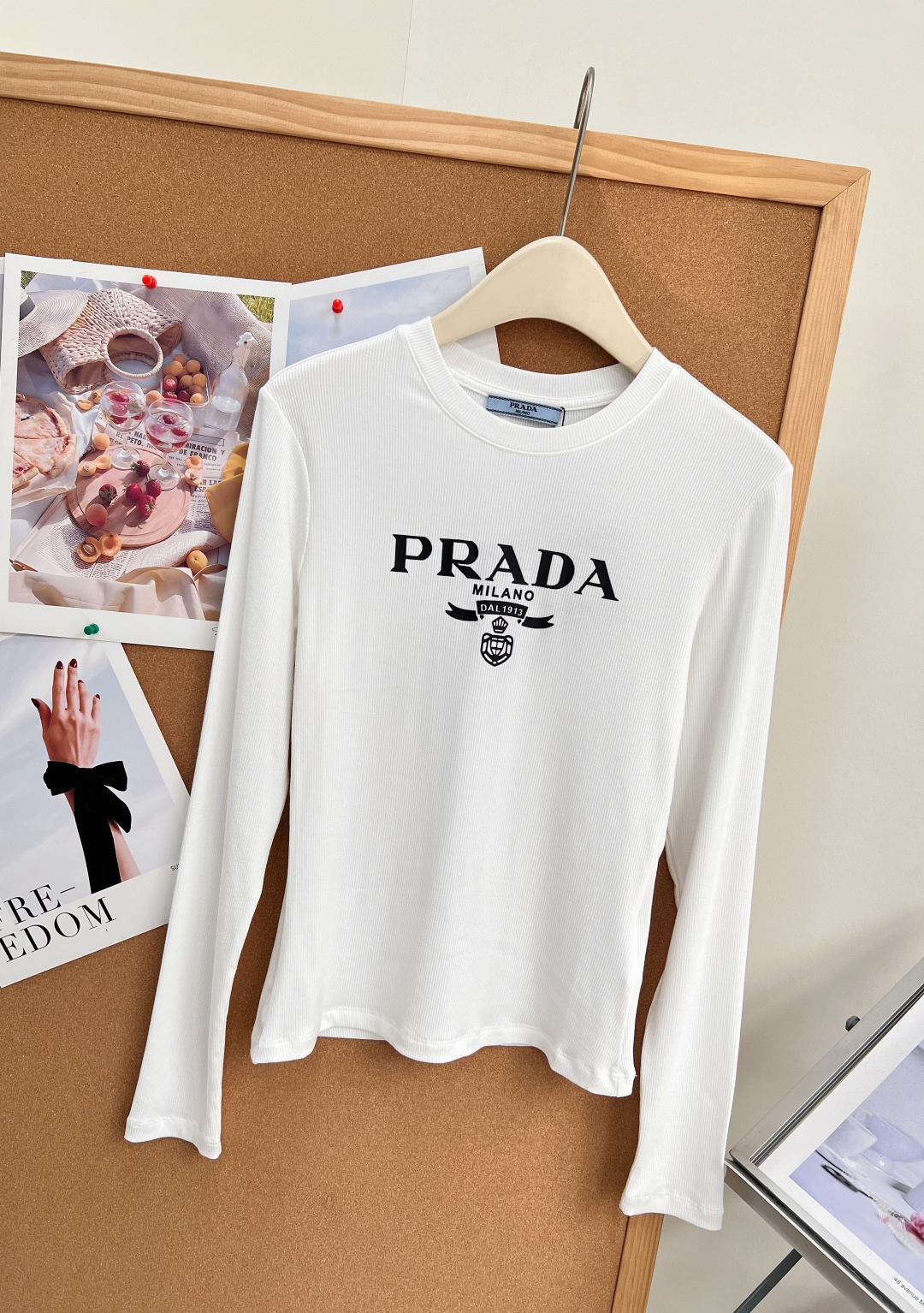 🆕PRADA早秋封神打底复古徽章字母长袖太显身材✨早秋衣柜刚需的修身打底来啦!复古徽章字母印花,简约自带高级氛围感,细腻 🆕PRADA早秋封神打底复古徽章字母长袖太显身材✨早秋衣柜刚需的修身打底来啦!复古徽章字母印花,简约自带高级氛围感,细腻