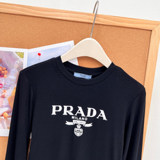 🆕PRADA早秋封神打底复古徽章字母长袖太显身材✨早秋衣柜刚需的修身打底来啦!复古徽章字母印花,简约自带高级氛围感,细腻 🆕PRADA早秋封神打底复古徽章字母长袖太显身材✨早秋衣柜刚需的修身打底来啦!复古徽章字母印花,简约自带高级氛围感,细腻