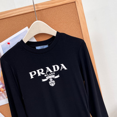 🆕PRADA早秋封神打底复古徽章字母长袖太显身材✨早秋衣柜刚需的修身打底来啦!复古徽章字母印花,简约自带高级氛围感,细腻 🆕PRADA早秋封神打底复古徽章字母长袖太显身材✨早秋衣柜刚需的修身打底来啦!复古徽章字母印花,简约自带高级氛围感,细腻