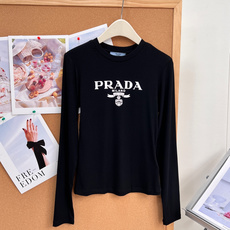 🆕PRADA早秋封神打底复古徽章字母长袖太显身材✨早秋衣柜刚需的修身打底来啦!复古徽章字母印花,简约自带高级氛围感,细腻 🆕PRADA早秋封神打底复古徽章字母长袖太显身材✨早秋衣柜刚需的修身打底来啦!复古徽章字母印花,简约自带高级氛围感,细腻