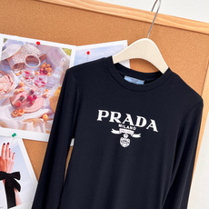 🆕PRADA早秋封神打底复古徽章字母长袖太显身材✨早秋衣柜刚需的修身打底来啦!复古徽章字母印花,简约自带高级氛围感,细腻 🆕PRADA早秋封神打底复古徽章字母长袖太显身材✨早秋衣柜刚需的修身打底来啦!复古徽章字母印花,简约自带高级氛围感,细腻