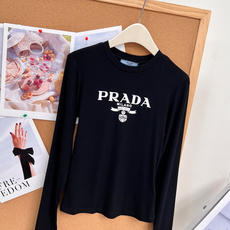 🆕PRADA早秋封神打底复古徽章字母长袖太显身材✨早秋衣柜刚需的修身打底来啦!复古徽章字母印花,简约自带高级氛围感,细腻 🆕PRADA早秋封神打底复古徽章字母长袖太显身材✨早秋衣柜刚需的修身打底来啦!复古徽章字母印花,简约自带高级氛围感,细腻