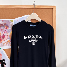 🆕PRADA早秋封神打底复古徽章字母长袖太显身材✨早秋衣柜刚需的修身打底来啦!复古徽章字母印花,简约自带高级氛围感,细腻 🆕PRADA早秋封神打底复古徽章字母长袖太显身材✨早秋衣柜刚需的修身打底来啦!复古徽章字母印花,简约自带高级氛围感,细腻