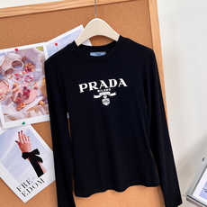 🆕PRADA早秋封神打底复古徽章字母长袖太显身材✨早秋衣柜刚需的修身打底来啦!复古徽章字母印花,简约自带高级氛围感,细腻 🆕PRADA早秋封神打底复古徽章字母长袖太显身材✨早秋衣柜刚需的修身打底来啦!复古徽章字母印花,简约自带高级氛围感,细腻