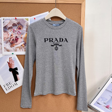 🆕PRADA早秋封神打底复古徽章字母长袖太显身材✨早秋衣柜刚需的修身打底来啦!复古徽章字母印花,简约自带高级氛围感,细腻 🆕PRADA早秋封神打底复古徽章字母长袖太显身材✨早秋衣柜刚需的修身打底来啦!复古徽章字母印花,简约自带高级氛围感,细腻
