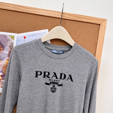 🆕PRADA早秋封神打底复古徽章字母长袖太显身材✨早秋衣柜刚需的修身打底来啦!复古徽章字母印花,简约自带高级氛围感,细腻 🆕PRADA早秋封神打底复古徽章字母长袖太显身材✨早秋衣柜刚需的修身打底来啦!复古徽章字母印花,简约自带高级氛围感,细腻