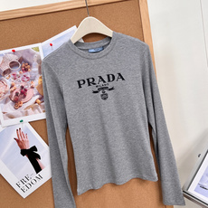 🆕PRADA早秋封神打底复古徽章字母长袖太显身材✨早秋衣柜刚需的修身打底来啦!复古徽章字母印花,简约自带高级氛围感,细腻 🆕PRADA早秋封神打底复古徽章字母长袖太显身材✨早秋衣柜刚需的修身打底来啦!复古徽章字母印花,简约自带高级氛围感,细腻