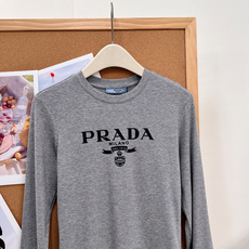 🆕PRADA早秋封神打底复古徽章字母长袖太显身材✨早秋衣柜刚需的修身打底来啦!复古徽章字母印花,简约自带高级氛围感,细腻 🆕PRADA早秋封神打底复古徽章字母长袖太显身材✨早秋衣柜刚需的修身打底来啦!复古徽章字母印花,简约自带高级氛围感,细腻