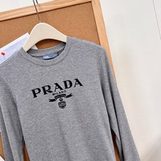 🆕PRADA早秋封神打底复古徽章字母长袖太显身材✨早秋衣柜刚需的修身打底来啦!复古徽章字母印花,简约自带高级氛围感,细腻 🆕PRADA早秋封神打底复古徽章字母长袖太显身材✨早秋衣柜刚需的修身打底来啦!复古徽章字母印花,简约自带高级氛围感,细腻