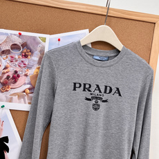 🆕PRADA早秋封神打底复古徽章字母长袖太显身材✨早秋衣柜刚需的修身打底来啦!复古徽章字母印花,简约自带高级氛围感,细腻 🆕PRADA早秋封神打底复古徽章字母长袖太显身材✨早秋衣柜刚需的修身打底来啦!复古徽章字母印花,简约自带高级氛围感,细腻