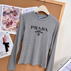🆕PRADA早秋封神打底复古徽章字母长袖太显身材✨早秋衣柜刚需的修身打底来啦!复古徽章字母印花,简约自带高级氛围感,细腻 🆕PRADA早秋封神打底复古徽章字母长袖太显身材✨早秋衣柜刚需的修身打底来啦!复古徽章字母印花,简约自带高级氛围感,细腻
