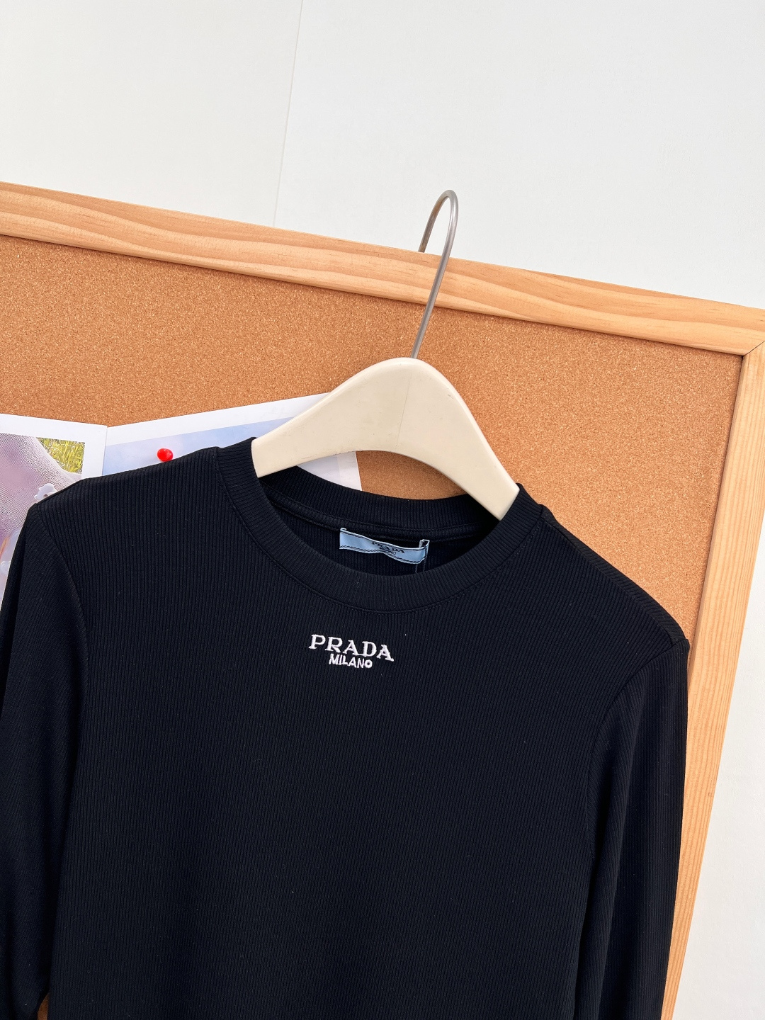 🆕PRADA新款万年刚需高级感简约字母打底衫✨早秋衣柜不能缺的基础长袖!细腻螺纹面料,弹力巨好,贴肤不紧绷,小圆领+胸口 🆕PRADA新款万年刚需高级感简约字母打底衫✨早秋衣柜不能缺的基础长袖!细腻螺纹面料,弹力巨好,贴肤不紧绷,小圆领+胸口