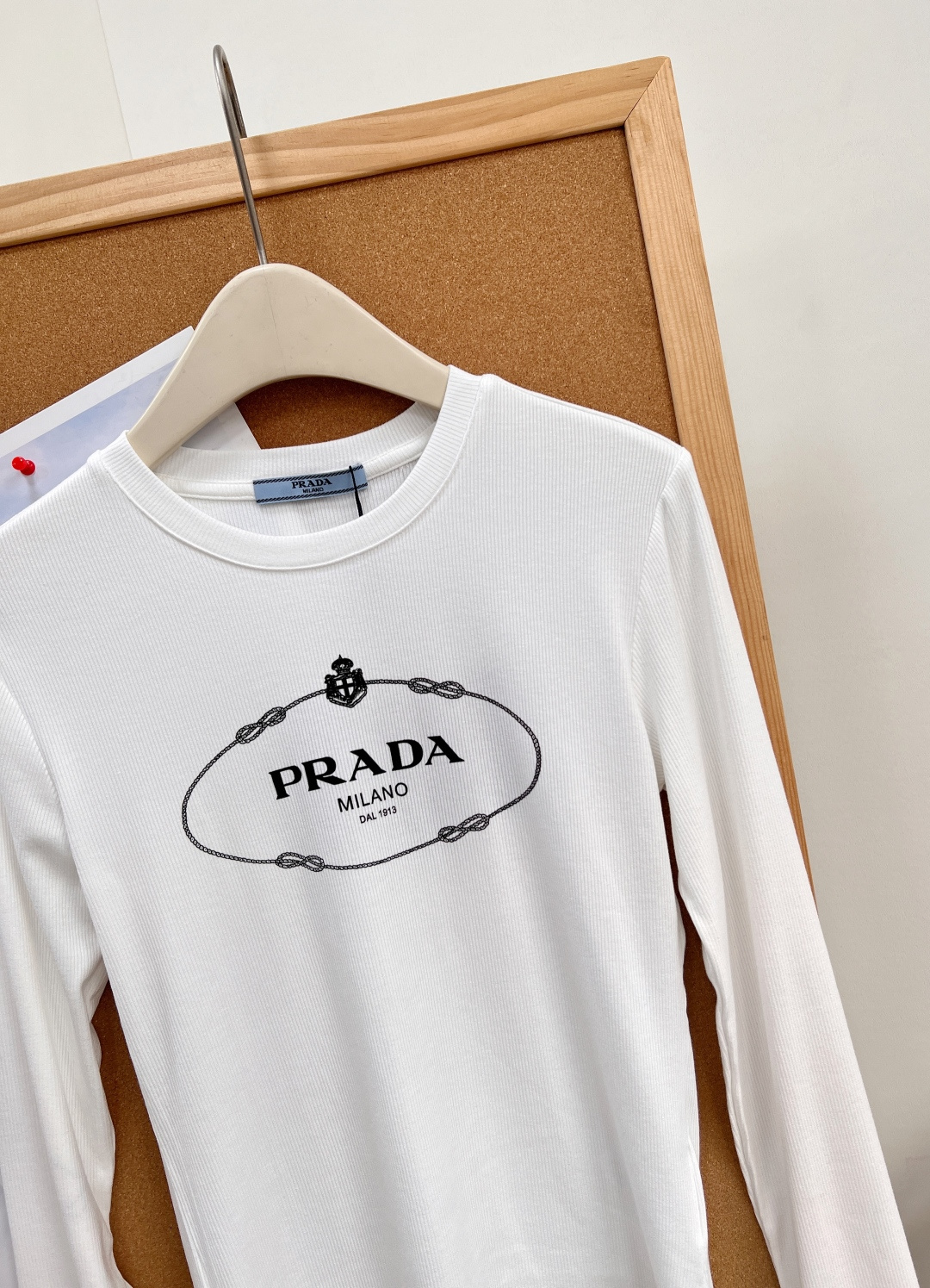🆕PRADA早秋氛围感PD高级感logo螺纹长袖打底🤍早秋内搭的颜值担当来了!精致椭圆复古logo印花,简约又有辨识度, 🆕PRADA早秋氛围感PD高级感logo螺纹长袖打底🤍早秋内搭的颜值担当来了!精致椭圆复古logo印花,简约又有辨识度,