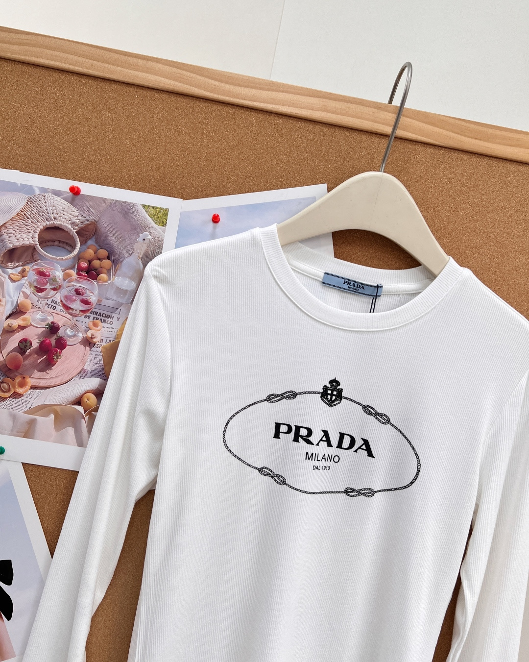 🆕PRADA早秋氛围感PD高级感logo螺纹长袖打底🤍早秋内搭的颜值担当来了!精致椭圆复古logo印花,简约又有辨识度, 🆕PRADA早秋氛围感PD高级感logo螺纹长袖打底🤍早秋内搭的颜值担当来了!精致椭圆复古logo印花,简约又有辨识度,
