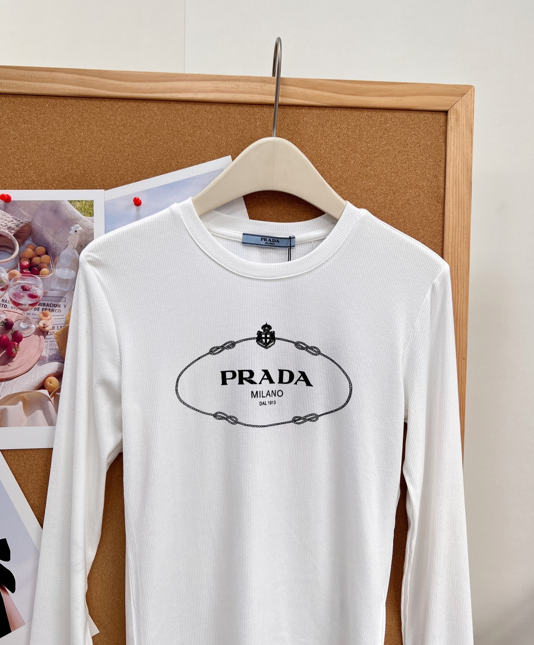 🆕PRADA早秋氛围感PD高级感logo螺纹长袖打底🤍早秋内搭的颜值担当来了!精致椭圆复古logo印花,简约又有辨识度, 🆕PRADA早秋氛围感PD高级感logo螺纹长袖打底🤍早秋内搭的颜值担当来了!精致椭圆复古logo印花,简约又有辨识度,