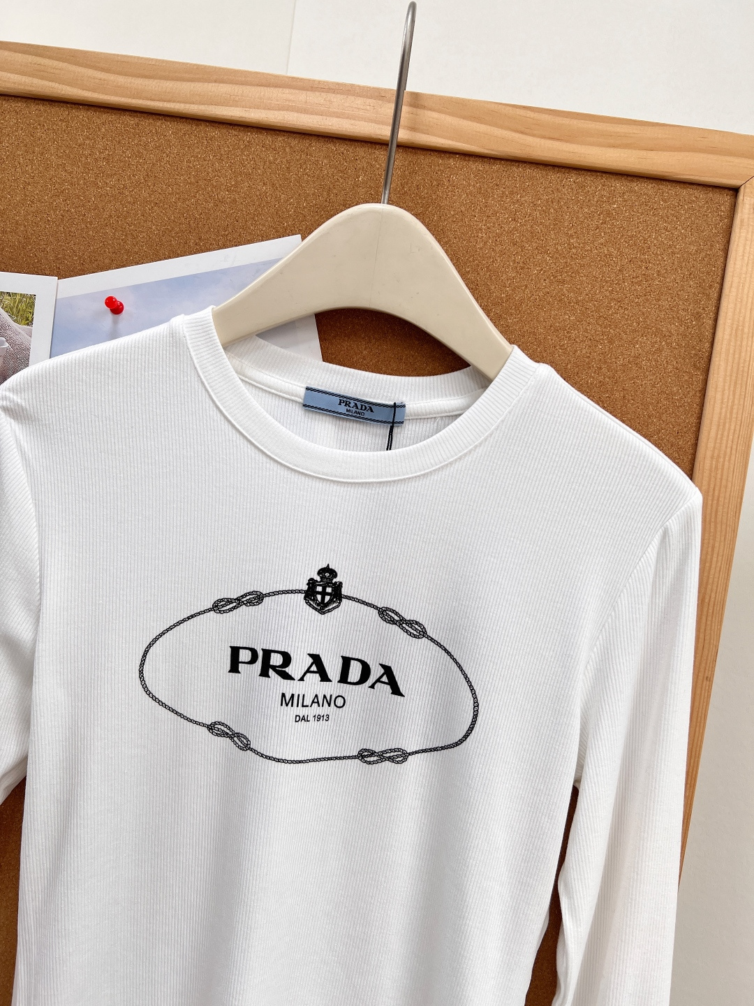 🆕PRADA早秋氛围感PD高级感logo螺纹长袖打底🤍早秋内搭的颜值担当来了!精致椭圆复古logo印花,简约又有辨识度, 🆕PRADA早秋氛围感PD高级感logo螺纹长袖打底🤍早秋内搭的颜值担当来了!精致椭圆复古logo印花,简约又有辨识度,