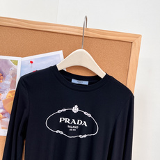 🆕PRADA早秋氛围感PD高级感logo螺纹长袖打底🤍早秋内搭的颜值担当来了!精致椭圆复古logo印花,简约又有辨识度, 🆕PRADA早秋氛围感PD高级感logo螺纹长袖打底🤍早秋内搭的颜值担当来了!精致椭圆复古logo印花,简约又有辨识度,