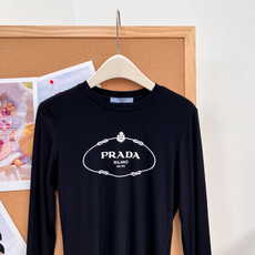 🆕PRADA早秋氛围感PD高级感logo螺纹长袖打底🤍早秋内搭的颜值担当来了!精致椭圆复古logo印花,简约又有辨识度, 🆕PRADA早秋氛围感PD高级感logo螺纹长袖打底🤍早秋内搭的颜值担当来了!精致椭圆复古logo印花,简约又有辨识度,