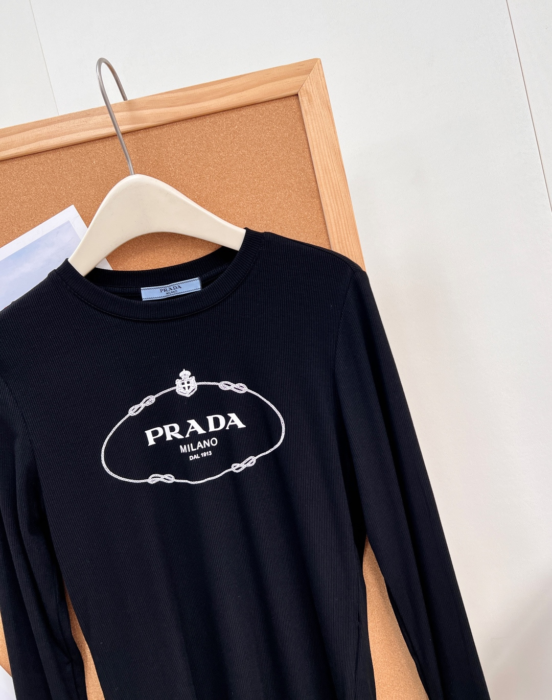 🆕PRADA早秋氛围感PD高级感logo螺纹长袖打底🤍早秋内搭的颜值担当来了!精致椭圆复古logo印花,简约又有辨识度, 🆕PRADA早秋氛围感PD高级感logo螺纹长袖打底🤍早秋内搭的颜值担当来了!精致椭圆复古logo印花,简约又有辨识度,