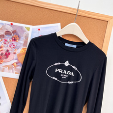 🆕PRADA早秋氛围感PD高级感logo螺纹长袖打底🤍早秋内搭的颜值担当来了!精致椭圆复古logo印花,简约又有辨识度, 🆕PRADA早秋氛围感PD高级感logo螺纹长袖打底🤍早秋内搭的颜值担当来了!精致椭圆复古logo印花,简约又有辨识度,